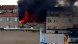 İstanbul'da Korkutan Yangın! Binanın &Ccedil;atısı Alev Alev Yandı