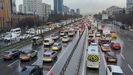 İstanbul'da Sağanak Yağış Trafiği Fel&ccedil; Etti! Yoğunluk Y&uuml;zde 90'a Ulaştı