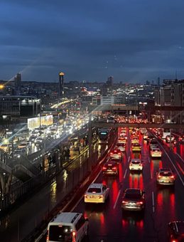 İstanbul'da Trafik Durma Noktasına Geldi! Araçlar Zor İlerliyor