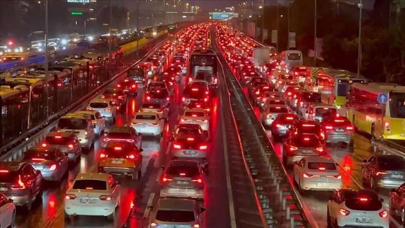 İstanbul'da Trafik Kilit! Yoğunluk %89&rsquo;a Ulaştı