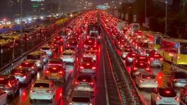 İstanbul'da Trafik Kilit! Yoğunluk %89&rsquo;a Ulaştı