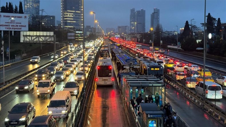 İstanbul'da Trafik Sorunu: Akşam Saatlerinde Yoğunluk Y&uuml;zde 90&rsquo;a Ulaştı