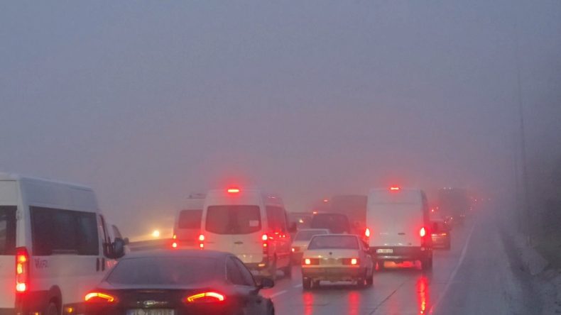 İstanbul'da Yağmur ve Sis Etkisini G&ouml;sterdi; Trafik Yoğunluğu Arttı