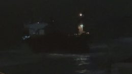 İstanbul'da Y&uuml;k Gemisi Karaya Oturdu