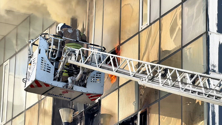 İstanbul'daki Gece Kulübünde Yangın Çıktı