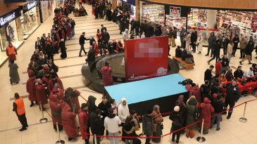 İstanbul'dan bile gelen vardı! Mağaza &ouml;n&uuml;nde &ccedil;adır kuranlar oldu, 1 kilometrelik kuyruk oluştu
