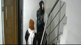 İstanbul&rsquo;da Şaşırtan Olay: 3 Kadın Kamerada Yakalandı!