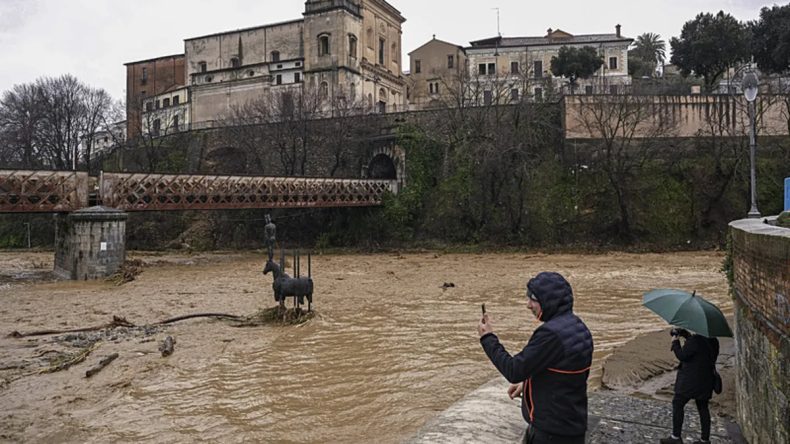 İtalya'da Şiddetli Yağışlar ve Heyelan: 1 Kişi Hayatını Kaybetti, 2 Kişi Yaralandı