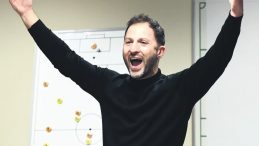 İzlemiyor, Yaşıyor!