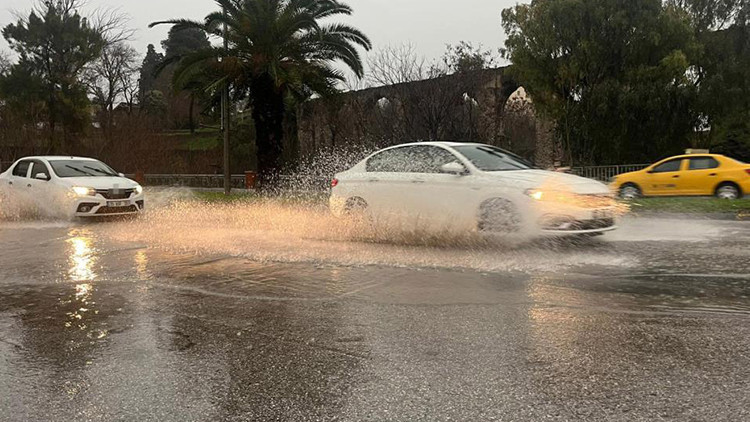 İzmir Sağanak Yağışla M&uuml;cadele Ediyor! Caddeler G&ouml;l Gibi
