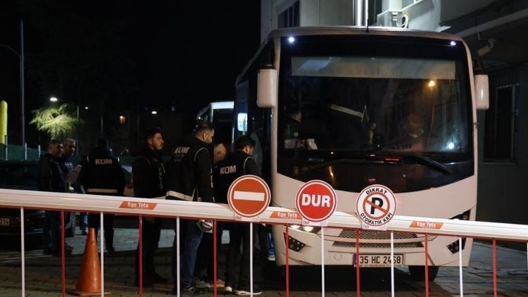 İzmir'de Buca Belediyesine Y&ouml;nelik R&uuml;şvet Operasyonu: 7 Ş&uuml;pheli Tutuklandı