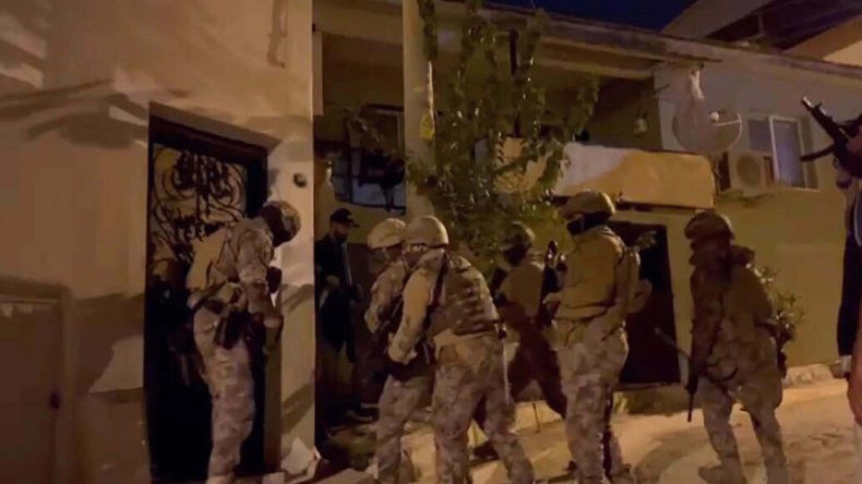 İzmir'de FET&Ouml; Operasyonu: 12 G&ouml;zaltı