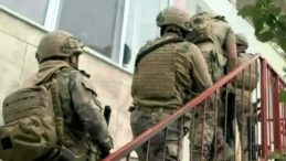 İzmir'de FET&Ouml;'n&uuml;n Eğitim Yapılanmasına Y&ouml;nelik Geniş Kapsamlı Operasyon: 3 Ş&uuml;pheli Tutuklandı