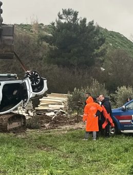İzmir'de İki Kız Kardeşin &Ouml;l&uuml;m&uuml;ne Neden Olan Kaza: Firari Ş&uuml;pheli Uyuşturucu Operasyonu Nedeniyle Aranıyormuş!