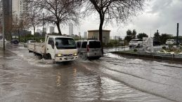 İzmir'de Sağanak Yağış: Benzer Manzaralar Tekrar G&ouml;r&uuml;ld&uuml;
