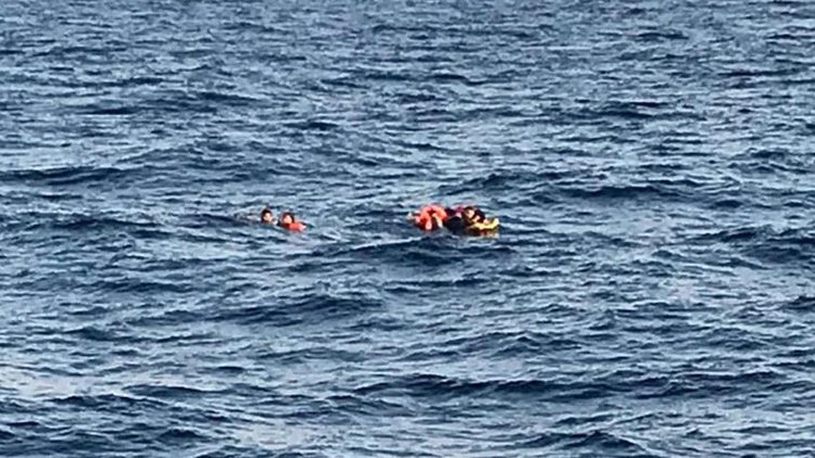 İzmir'den &uuml;z&uuml;c&uuml; bir haber! G&ouml;&ccedil;men botu battı: 3 kişi hayatını kaybetti