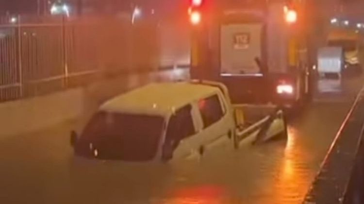 İzmir'i sağanak vurdu&hellip; Bir kişi feci şekilde can verdi, yolları su bastı