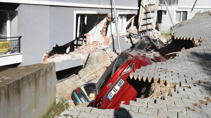 İzmir&rsquo;de toprak kayması: İstinat duvarı &ccedil;&ouml;kt&uuml;, 2 bina ve 7 ara&ccedil; zarar g&ouml;rd&uuml;: 151 kişi tahliye edildi