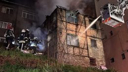 İzmit'te Yangın: İki Katlı Bina Alev Alev Yandı