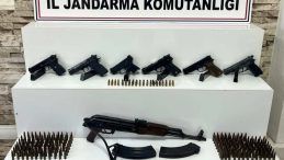 Jandarma, Su&ccedil; ve Su&ccedil; &Ouml;rg&uuml;tlerine Ge&ccedil;it Vermiyor: Ka&ccedil;ak Silahlar ve Uyuşturucu Ele Ge&ccedil;irildi