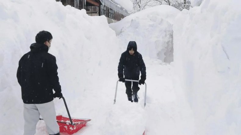Japonya'da Kar Felaketi: Can Kaybı 30'a Y&uuml;kseldi