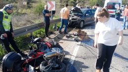 Kafa Kafaya &Ccedil;arpışma: Motosiklet S&uuml;r&uuml;c&uuml;s&uuml; Havada U&ccedil;tu!