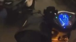 Kafede Şaşırtan Olay: Motosikletli S&uuml;r&uuml;c&uuml; M&uuml;şterilerin Arasında Geziyor!