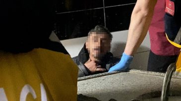Kapıyı A&ccedil;an Vatandaş Şaşkına D&ouml;nd&uuml;: Tuvalette Uyurken Bulundu