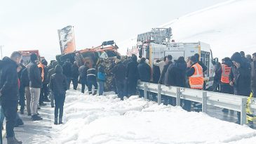 Kar K&uuml;reme Aracının Devrilmesi Sonucu 2 Kişi Hayatını Kaybetti
