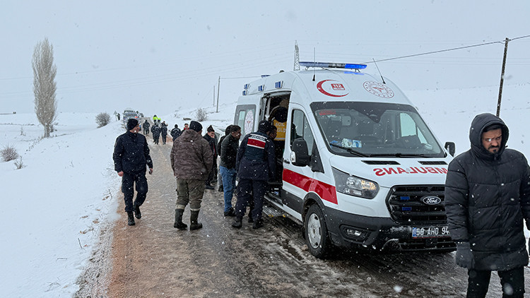 Kar ve Buzlanma Nedeniyle &Ouml;ğrenci Servisi Devrildi: 10 Yaralı