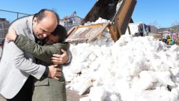 Kar Yağmayan İl&ccedil;eye Kar S&uuml;rprizi: 'Babam Sağ Olsaydı, Yapardı'