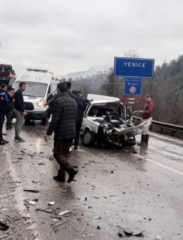 Karab&uuml;k'te Dehşet Verici Kaza: Hafif Ticari Ara&ccedil; ile Otomobil &Ccedil;arpıştı, 5 Kişi Yaralandı!