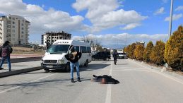 Karaman'da Korkun&ccedil; Kaza! Yolun Karşısına Ge&ccedil;erken Minib&uuml;s &Ccedil;arptı: Hayatını Kaybetti