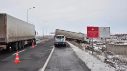 Kars-Ardahan Karayolunda Gizli Buzlanma Tehlikesi: TIR Yoldan Taşarken!