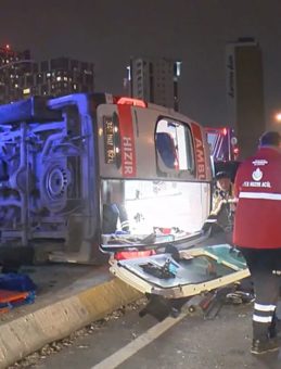 Kartal'da Ambulans Takla Attı: 3 Kişi Yaralandı