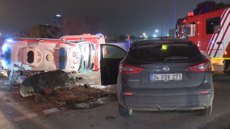 Kartal'da Feci Kaza! Ambulans ve Cip Kafa Kafaya &Ccedil;arpıştı: 2'si Sağlık Personeli 3 Yaralı