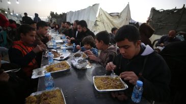 Katliamın G&ouml;lgesinde İlk İftar: Gazze'de H&uuml;z&uuml;nl&uuml; Ramazan Coşkusu