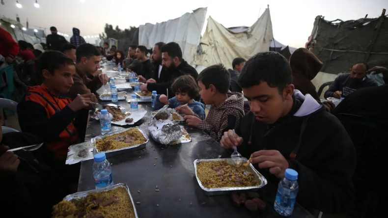 Katliamın Gölgesinde İlk İftar: Gazze'de Hüzünlü Ramazan Coşkusu