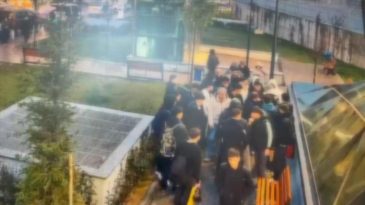 Kavgayı Ayırmaya &Ccedil;alışırken 6 Yerinden Bı&ccedil;aklandı