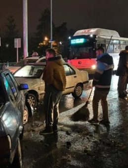 Kayseri'de Otomobil Işıkta Bekleyen 5 Araca &Ccedil;arptı: 2 Yaralı