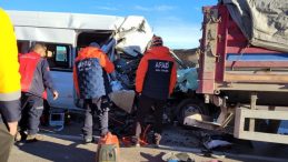 Kayseri'de &Ouml;ğrenci Servisi Tıra &Ccedil;arptı: Can Kaybı ve Yaralılar Var