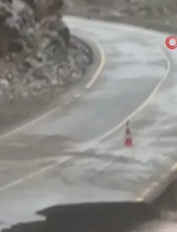 Kayseri'de Sel Yol &Ccedil;&ouml;kertilmesine Neden Oldu