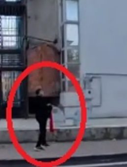 Kayseri’de 14 Yaşındaki Çocuğun Duygusal Hareketi: Bayrağı Yerden Kaldırdı!