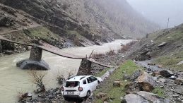 Kaza Sonrası U&ccedil;uruma D&uuml;şen Otomobilden 2 Yaralı Kurtuldu!