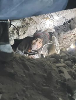 Kedi sesi sandı enkazdan Aysima &ccedil;ıktı