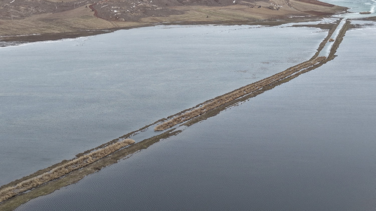 Kentteki yoğun yağışların ardından kar sularının erimesiyle g&ouml;l taştı