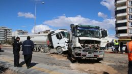 Kilis'te Korkun&ccedil; Kaza: Hafriyat Kamyonları &Ccedil;arpıştı!