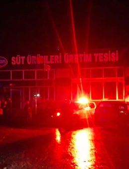 Kırklareli'de S&uuml;t &Uuml;r&uuml;nleri &Uuml;retim Tesisi Deposunda Korkutan Yangın! B&uuml;y&uuml;meden S&ouml;nd&uuml;r&uuml;ld&uuml;&hellip;