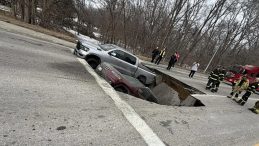 Kırmızı Işıkta Beklerken Yer A&ccedil;ıldı: İki Ara&ccedil; &Ccedil;ukura D&uuml;şt&uuml;