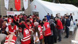 Kızılay, İzmir'de G&ouml;n&uuml;l Sofraları Oluşturuyor: Karşıyaka, Kemalpaşa ve Karabağlar'da İftar &Ccedil;adırları Hassasiyetle Kurulacak